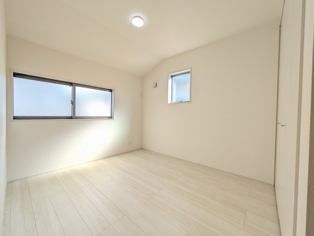 八王子市　大和田町　新築一戸建て　１０期の洋室|～2階5.33帖の洋室　2面採光で明るく風通しの良いお部屋です～