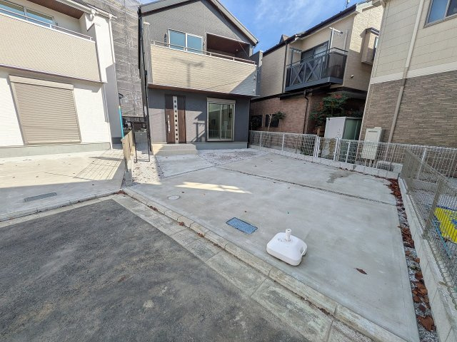 八王子市　大和田町　新築一戸建て　１０期の駐車場|～並列2台駐車可能カースペース付き～