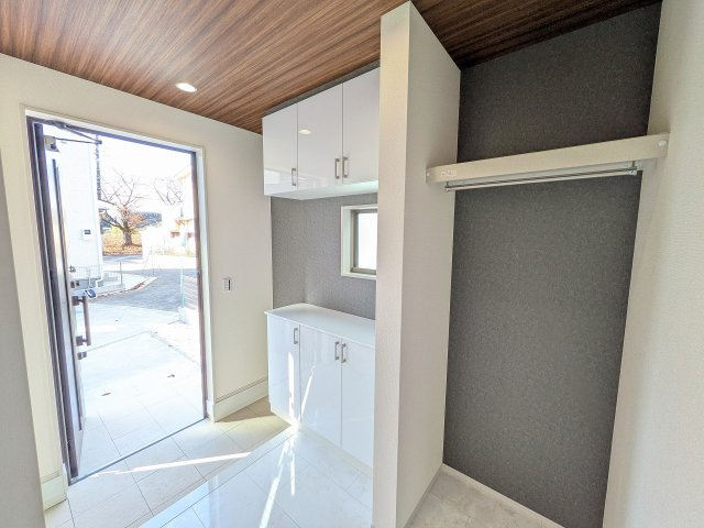 八王子市　大和田町　新築一戸建て　１０期の玄関|～玄関ホールにはコート掛けを設置～