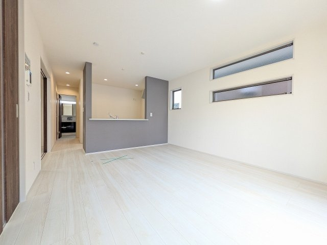 八王子市　大和田町　新築一戸建て　１０期の居間・リビング|～1階15.75帖の明るいLDKで、家族団欒の時間をお過ごしいただけます～