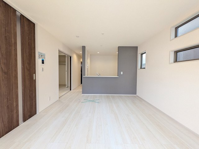 八王子市　大和田町　新築一戸建て　１０期の居間・リビング|～1階15.75帖の明るいLDKで、家族団欒の時間をお過ごしいただけます～