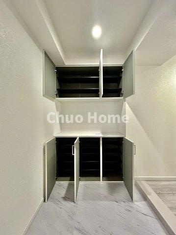 シースペース堀切の玄関|【玄関】玄関には大型のシューズクローゼットを設置しておりますのでいつでもスッキリりとした空間を保てます。玄関周りを清潔に使うのはとても大事なことですよね。