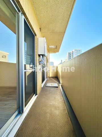 シースペース堀切のバルコニー|【バルコニー】幅もあって、奥行きもあるゆとりのバルコニー。洗濯物を干したり乾かしたりだけでなく、ただ出てみるだけでも気持ちいいですよ。