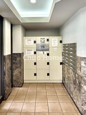 シースペース堀切の設備|【宅配ボックス】在宅時・不在時に関わらず、居住者の代わりに非対面で宅配物を受け取ってくれる便利な設備です。わかりやすくご説明致しますので見学時にはお部屋だけではなく共用部分もぜひチェックしてください。