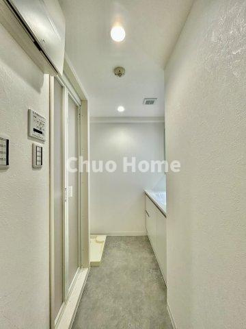 シースペース堀切の脱衣所|【洗面所】明るい洗面所は朝をすっきりさせてくれる空間です。バタバタしている忙しい朝でも収納が多い洗面台では短い時間で効率良く支度ができます。