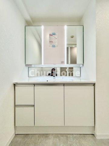 シースペース堀切の独立洗面台|【洗面化粧台】洗面化粧台には三面鏡を採用。身だしなみを整えやすい事はもちろんですが、鏡の後ろに収納スペースを設ける事により、散らかりやすい洗面スペースをすっきりさせる事が出来るのも嬉しいですね