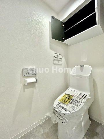 シースペース堀切のトイレ|【トイレ】 収納スペースをしっかりと確保した温水洗浄便座機能付きトイレ。温水洗浄便座は清潔にお使いいただくための大切なアイテムです。