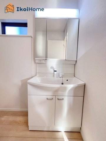 明石市大久保町谷八木第6　7号棟　の洗面所|【ホームページに現地動画掲載中】●年中無休：当日予約可●畳２枚分の一般的な洗面室。小窓もあります！