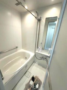 【浴室】 | オリーブハイツ相川一号棟 | 足を伸ばしてゆったりと湯船に浸かれる広々バスルーム。追い焚き機能付きで、帰宅時間がバラバラのご家庭でも快適に入浴が可能！