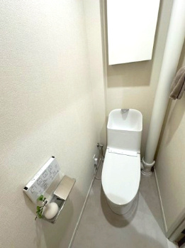 【トイレ】 | オリーブハイツ相川一号棟 | カバーなしでも便座はポカポカな温水洗浄便座付トイレ。汚れてもサッと一拭きで綺麗に！お掃除簡単で衛生的ですね。