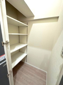 【収納】 | オリーブハイツ相川一号棟 | 廊下に設けた収納スペース。ご家族での共有が可能で、ティッシュペーパーなど日用品のストック収納にも便利です！