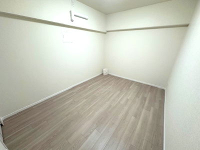 【洋室】 | オリーブハイツ相川一号棟 | サービスルーム5.6帖。採光窓がなく、お仕事やお勉強など作業に集中しやすいお部屋です。テレワークルームなどにもオススメ！