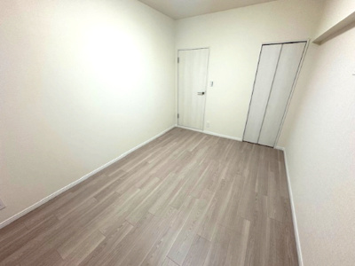 【洋室】 | オリーブハイツ相川一号棟 | サービスルーム5.6帖。サービスルームを含む全居室に収納スペースを設け、居住空間を有効的にご活用可能です！