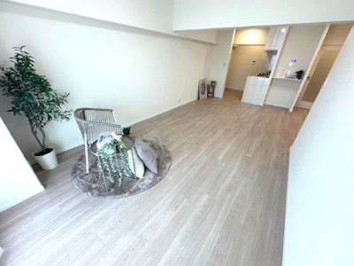 【居間・リビング】 | オリーブハイツ相川一号棟 | 木目調のフローリングが、柔らかな印象を与えてくれています。ご家族やご友人と集い、のんびりとお寛ぎください！