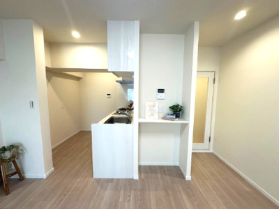 【居間・リビング】 | オリーブハイツ相川一号棟 | LDKにカウンタースペースをご用意！ちょっとしたメモスペースやご家族の写真やお花なども飾って楽しめますね。