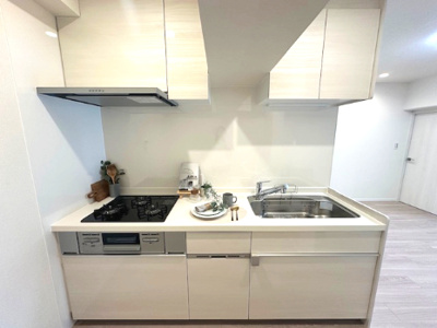 【キッチン】 | オリーブハイツ相川一号棟 | 複数品同時調理も可能な三口コンロを採用！お家で気軽に焼き魚も楽しめるグリル付き。調理もサクサク捗ります。