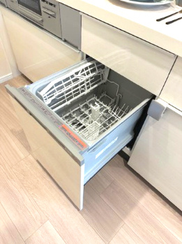 【キッチン】 | オリーブハイツ相川一号棟 | 食器を一気に丸洗いでき、節水にもなる食洗機搭載！家事時間の短縮も叶い、ご家族時間を大切に過ごすことが出来そうですね。