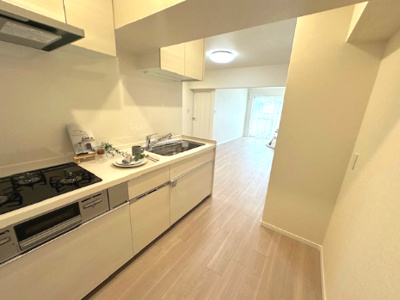 【キッチン】 | オリーブハイツ相川一号棟 | 大きなお鍋やフライパンもスムーズに取り出せるスライド式収納付き！キッチン後ろに棚を置くスペースもあり、調理スペースを片付けられますね。