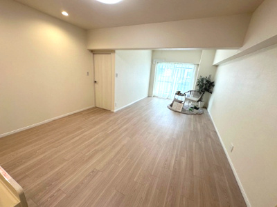 【居間・リビング】 | オリーブハイツ相川一号棟 | 南東面の大きな掃き出し窓からたっぷりと採光を取り込めるLDK。日中は照明なしでも快適にお過ごしいただけそうです。