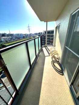 【バルコニー】 | オリーブハイツ相川一号棟 | 2部屋に面した南東向きバルコニー。お仕事やお勉強、家事の合間に外の空気を吸ってホッと一息！日々の疲れもリフレッシュできそうですね。