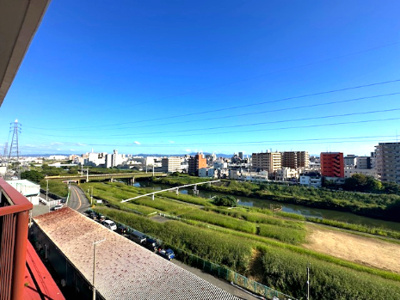 【展望】 | オリーブハイツ相川一号棟 | 11階建ての8階部分！目の前には緑豊かな景色が広がります。季節の移り変わりも感じられそうですね！