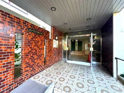 【エントランス】 | オリーブハイツ相川一号棟 | 共有部分はきれいに管理されています。防犯カメラを採用したマンションで、セキュリティ面にも配慮！！