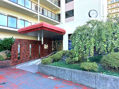  | オリーブハイツ相川一号棟 | すっきりとしたエントランスが毎日お出迎えしてくれます。スロープもあり、車いすやベビーカーの使用時も安心！