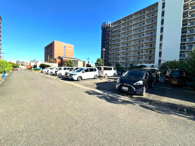 【駐車場】 | オリーブハイツ相川一号棟 | 駐車場は敷地内に配され、エントランスまで近く、お買い物も楽々です！ぜひ一度、現地をご覧ください。