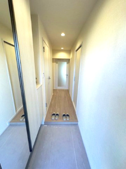 【玄関】 | オリーブハイツ相川一号棟 | 姿見付きのシューズボックスを設けた玄関。※掲載中の写真は広角レンズで撮影のため、実際の見え方とは異なります。