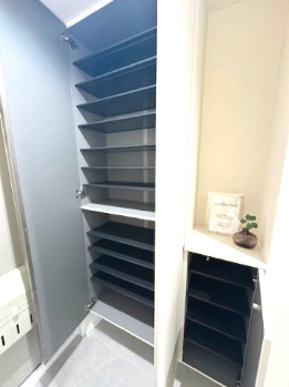 【玄関】 | オリーブハイツ相川一号棟 | シューズボックスには棚板付き！お気に入りのスニーカーなどを綺麗に保管でき、靴選びも楽しくなりそうですね。