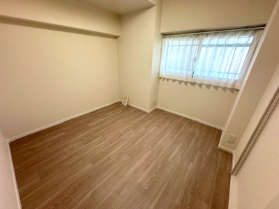 【洋室】 | オリーブハイツ相川一号棟 | 北西面の窓からやわらかな光が差し込む洋室5.0帖。お好きなインテリアを揃え、お好みのお部屋作りをお楽しみいただけます！