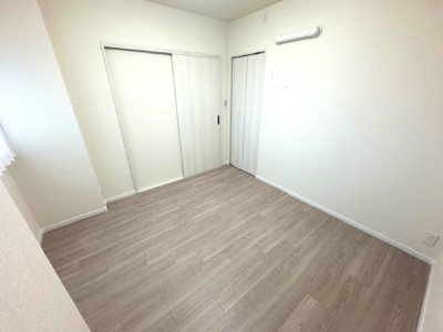 【洋室】 | オリーブハイツ相川一号棟 | 洋室5.0帖。全居室がフローリング仕様です。お部屋の模様替えなど、家具の移動もスムーズに行えそうですね！