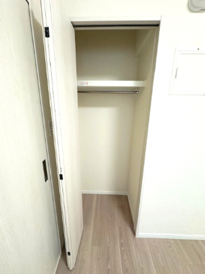 【洋室】 | オリーブハイツ相川一号棟 | 洋室5.0帖のクローゼット。棚板やハンガーパイプ付き！衣類と鞄などの小物類を区別して、整理整頓しやすい収納スペースです。