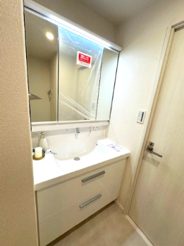 【独立洗面台】 | オリーブハイツ相川一号棟 | 鏡が大きく、ご家族並んで朝の身支度も出来る三面鏡付き洗面化粧台。鏡裏やボウル下に収納付きで、散らかりがちな洗面周りがスッキリ！