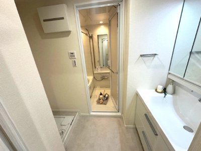 【独立洗面台】 | オリーブハイツ相川一号棟 | 室内に洗濯機置き場を設置。雨の日でも洗濯ができます。バスルームには時間や天気を気にせず洗濯物を乾かせる浴室乾燥機付き！