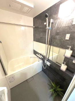 【浴室】 | 新北野第2コーポ 西棟 | シックなカラーを取り入れたバスルーム！浴室乾燥機付きで、花粉や梅雨の季節のお洗濯にも大活躍。