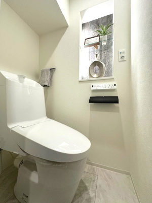 【トイレ】 | 新北野第2コーポ 西棟 | 温水洗浄便座付のトイレで、冬の寒い時期でも快適！ニッチには小物を飾ってお洒落な空間演出も楽しめます。