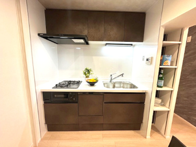 【キッチン】 | 新北野第2コーポ 西棟 | 空間を有効的にご活用いただける壁付キッチン！収納も充実しているので、お料理の時間もスマートに。