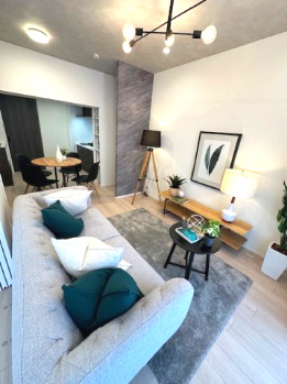 【居間・リビング】 | 新北野第2コーポ 西棟 | 約11.5帖のLDK！インテリアデザイナーによる洗練されたモダンな内装。※設置家具の購入も可能です。