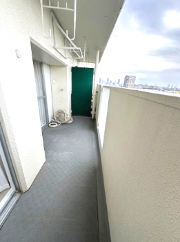 【バルコニー】 | 新北野第2コーポ 西棟 | バルコニー側に高い建物が無いため、陽当りも良く開放的！2部屋続きのバルコニーで洗濯物もたっぷり干せます。