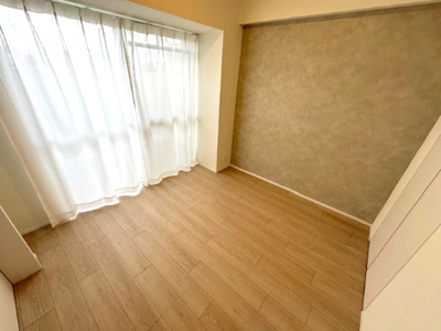 【洋室】 | 新北野第2コーポ 西棟 | 約4.5帖洋室！バルコニーに出入りでき、明るく気持ちの良い空間。先行配管を施工しており、全室エアコン設置可能。