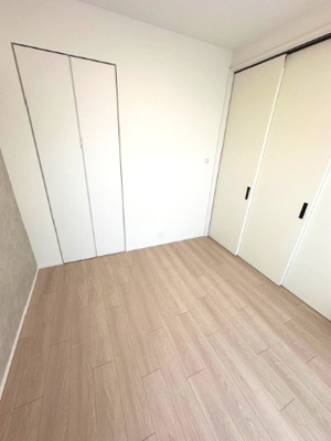 【洋室】 | 新北野第2コーポ 西棟 | 約4.5帖洋室！扉を開けてリビングと一体空間、扉を閉じて個室にとフレキシブルに使えます。