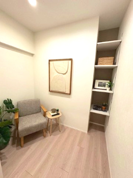 【洋室】 | 新北野第2コーポ 西棟 | 約4帖の洋室！適所に機能的な収納を備えた収納豊富な住まい。整理整頓がしやすいとお掃除が捗りそうです。