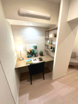 【洋室】 | 新北野第2コーポ 西棟 | 約4帖の洋室！仕事に、趣味に、勉強にと多様にお使いいただけるカウンター付き。可動棚も備わり作業効率アップ！