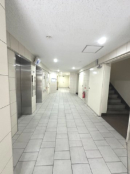 【その他共用部分】 | 新北野第2コーポ 西棟 | 清潔で管理の行き届いた共用スペース！大規模マンションならではの、ゆとりある共有スペースも魅力の一つ。