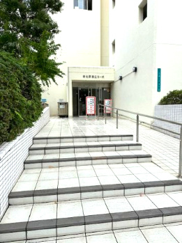  | 新北野第2コーポ 西棟 | 住まう方を迎え入れるエントランス！スロープが設けられており、ベビーカーや車いすでの移動もラクラク。