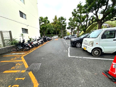 【駐車場】 | 新北野第2コーポ 西棟 | 敷地内駐車場・バイク置場有り！空き状況・月額使用料は都度お気軽にお問合せください。