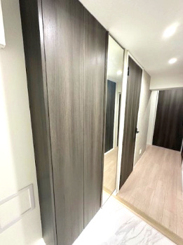 【玄関】 | 新北野第2コーポ 西棟 | ミラー付きの大きなシューズボックス！※掲載中の写真は広角レンズで撮影のため、実際の見え方とは異なります。