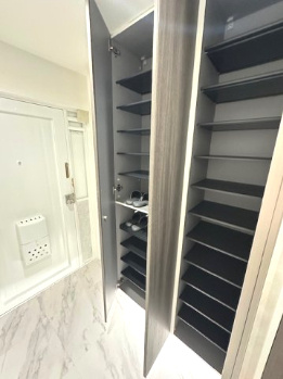 【玄関】 | 新北野第2コーポ 西棟 | 高さがあり、たっぷりと靴を収納可能！玄関に靴が並ぶことなく、いつでもスッキリした印象を保てます。