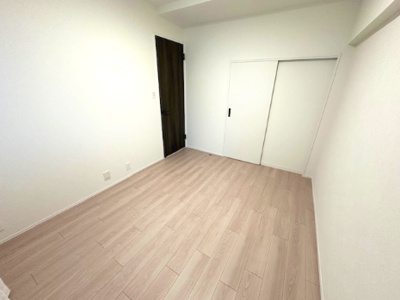 【洋室】 | 新北野第2コーポ 西棟 | 約5.5帖の洋室！白を基調としたシンプルな内装なので、お好みのインテリアで空間づくりを楽しめます。